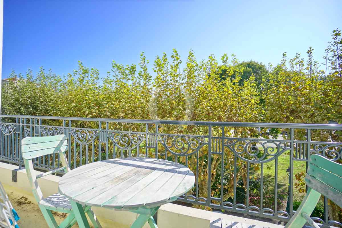 Image de la location de vacances numero 101 situé à Biarritz Séjournez dans cet appartement situé dans une résidence sécurisée, donnant sur un agréable jardin public où enfants et parents pourront profiter d'un écrin de verdure pour jouer et se détendre. À seulement 450 m de la Grande Plage, cet appartement lumineux avec balcon est un véritable atout pour vos vacances.

Situé au 2ème étage, cet appartement vous charmera par sa proximité avec les Halles, où vous pourrez savourer les produits locaux au quotidien, ainsi que de la plage pour les baignades et le surf. Profitez également du centre-ville où bars, restaurants et boutiques s'animent pour votre plaisir.

Idéal pour des vacances en famille ou entre amis, cet appartement allie à la fois confort, détente et divertissement. Réservez dès maintenant et offrez-vous des vacances inoubliables dans un cadre idéal, où la plage et la ville se rejoignent pour vous offrir un séjour exceptionnel. 