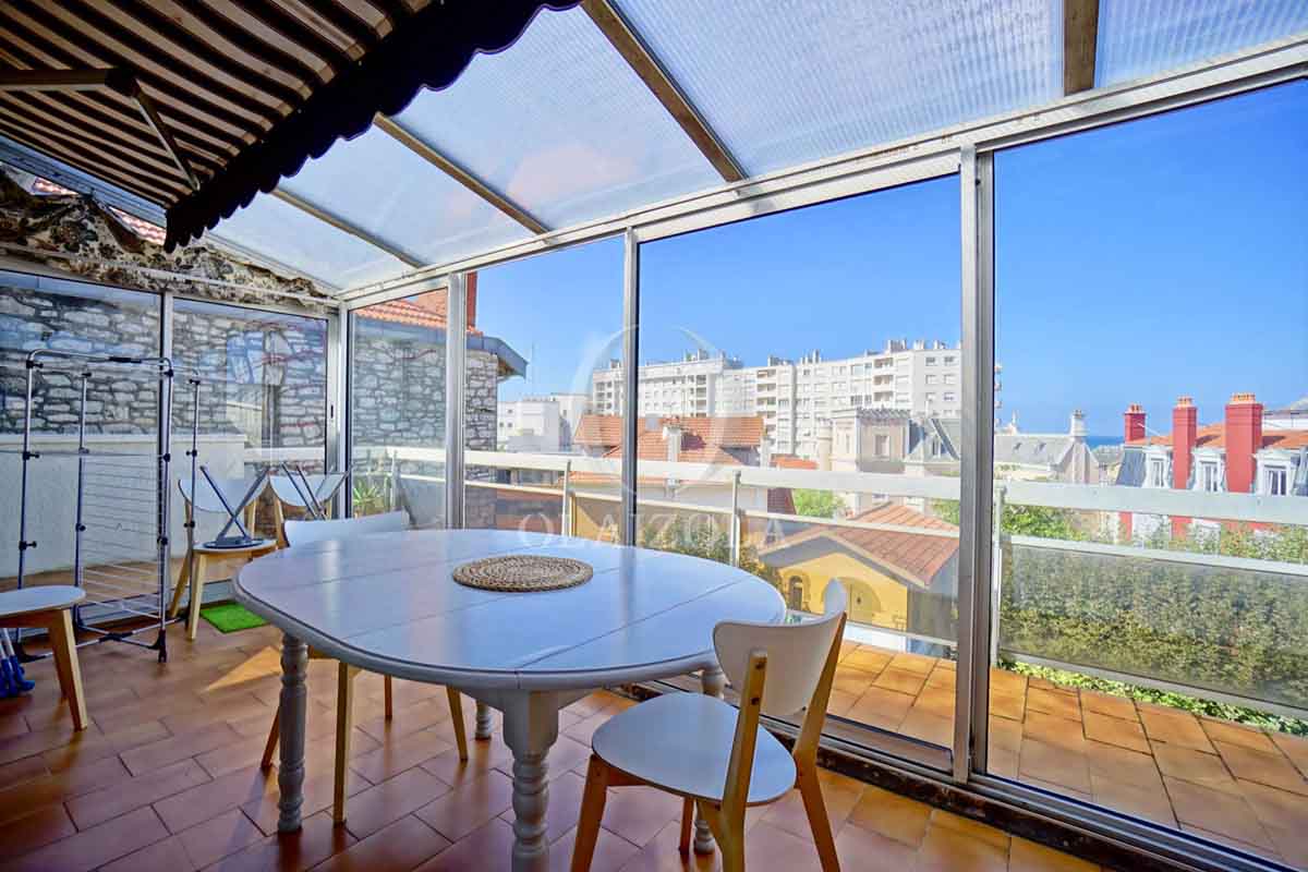 Image de la location de vacances numero 102 situé à Biarritz Situé à seulement 350 m de la Grande Plage de Biarritz, cet appartement tout équipé avec aperçu mer se trouve dans une résidence calme. La chambre parentale bénéficie d'une grande terrasse orientée Sud-Est, tandis que le salon s'ouvre sur une terrasse avec véranda face à la mer.

Composé de deux chambres et d'une charmante salle d'eau, cet appartement offre tout le confort nécessaire pour un séjour agréable. Profitez des commodités à proximité pour vos courses, activités diverses et promenades à la découverte de panoramas uniques et d'architecture typiquement basque.

Idéal pour un séjour en famille, cet appartement traversant Est-Ouest vous séduira par sa luminosité et sa quiétude. Réservez dès maintenant et offrez-vous des vacances inoubliables dans un cadre exceptionnel, où la plage et la culture se rencontrent pour votre plus grand plaisir. 