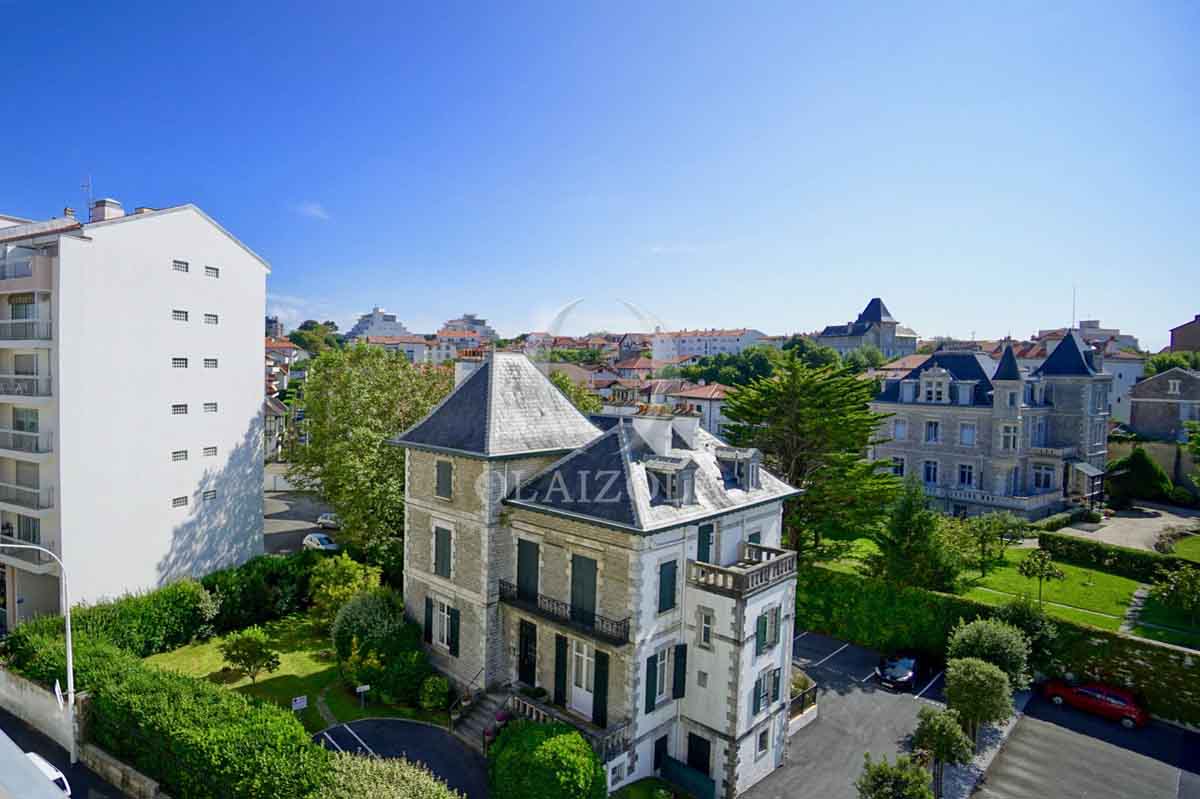 Image de la location de vacances numero 118 situé à Biarritz Situé en plein centre-ville de Biarritz, à deux pas du jardin public et du théâtre de la Gare du Midi, cet agréable appartement traversant vous attend pour des vacances inoubliables sur la côte basque.

L'appartement se compose d'un salon lumineux donnant sur un balcon, d'une cuisine équipée avec sa propre terrasse, de trois chambres confortables, d'une salle de bain, et d'une salle d'eau, le tout agencé avec subtilité et décoré avec soin. Pour votre tranquillité et sécurité, un box en sous-sol est également à votre disposition pour le stationnement de votre véhicule.

N'hésitez pas, cet appartement est sans aucun doute votre meilleur atout pour profiter pleinement de vos vacances sur la côte basque. Réservez dès maintenant et découvrez les charmes de Biarritz, ses plages, sa gastronomie et son ambiance unique. 
