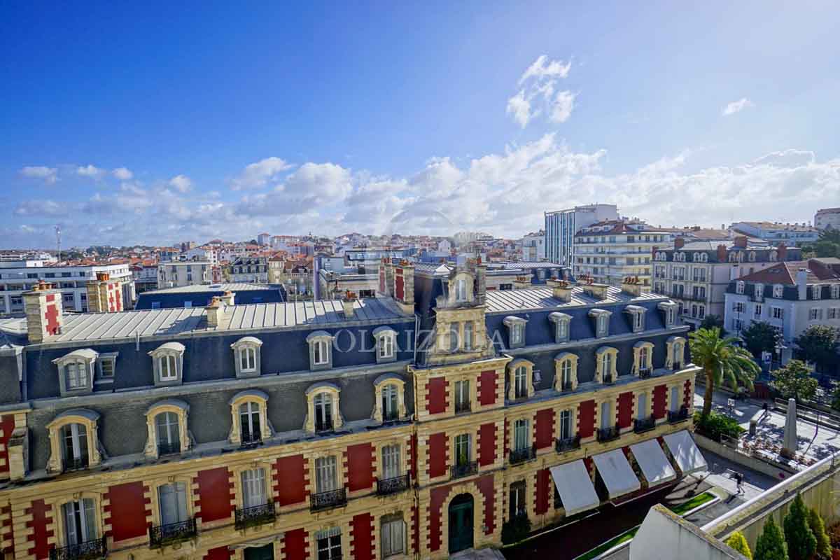 Image de la location de vacances numero 123 situé à Biarritz Découvrez cet appartement charmant et moderne en plein coeur de Biarritz, avec une magnifique terrasse de 40 m2 équipée d'une véranda pour profiter pleinement de vos vacances sur la côte basque. Les plages et le surf ne sont qu'à quelques mètres de là, offrant un emplacement idéal pour vos escapades.

Cet appartement, à la fois moderne et chaleureux, est doté de touches de couleur, d'une cuisine entièrement équipée et de matériaux de qualité, pour vous garantir un séjour des plus agréables. Un parking en sous-sol est à votre disposition pour stationner votre véhicule en toute sécurité, vous permettant ainsi de profiter de toutes les attractions de Biarritz à pied.

Ce véritable cocon niché au sommet de la résidence est idéal pour un couple, une petite famille ou un groupe d'amis. En hors saison, il est possible de réserver pour un séjour de 4 nuits minimum (arrivée non autorisée le dimanche). Ne tardez pas à réserver cet appartement et vivez des vacances inoubliables sur la côte basque. 