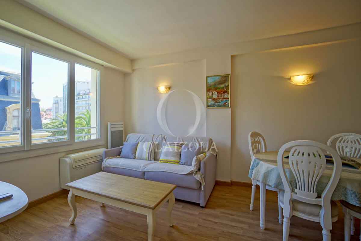 Image de la location de vacances numero 124 situé à Biarritz Découvrez ce charmant appartement entièrement rénové, situé au 3ème étage d'une résidence en plein cur de Biarritz. Doté d'équipements et d'une décoration soignés, tels que des rangements, des luminaires et des électroménagers de qualité, cet appartement vous offrira une atmosphère chaleureuse et accueillante.

À seulement 150 mètres de la Grande Plage et à proximité immédiate des commerces, des restaurants et des autres commodités, vous pourrez pleinement profiter du cadre exceptionnel qu'offre la ville de Biarritz. Que vous soyez en couple, entre amis ou en voyage d'affaires, cet appartement est l'endroit idéal pour vivre une expérience unique sur la côte basque.

N'attendez plus pour réserver ce coquet appartement et profitez d'un séjour inoubliable au cur de Biarritz. 