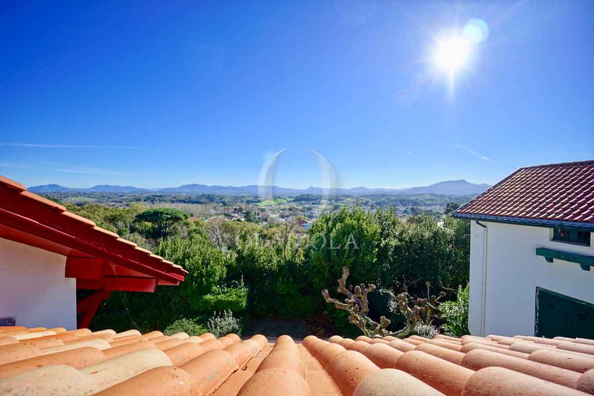 Image de la location de vacances numero 142 situé à Bidart Situé à Bidart, un village pittoresque de la côte basque, découvrez ce charmant appartement en duplex de type 3, niché dans une résidence paisible à seulement 500 mètres de la plage d'Erretegia et à 5 minutes à pied du cur du village.

Ce duplex lumineux se compose au rez-de-chaussée d'une cuisine équipée et fonctionnelle, ouverte sur un salon/séjour chaleureux et convivial, d'un balcon orienté plein Sud pour profiter des rayons du soleil, d'une salle d'eau moderne avec WC, ainsi que d'une confortable chambre. 

À l'étage, une chambre accueillante avec un lit superposé s'ouvre sur une terrasse sur les toits offrant une vue imprenable sur la montagne de la Rhûne. Ce cadre idyllique est parfait pour savourer un moment privilégié face aux majestueuses montagnes basques et à deux pas du célèbre spot de surf d'Erretegia.

Pour votre confort, un stationnement aisé vous est garanti grâce à une place de parking privative réservée. N'hésitez plus et réservez dès maintenant cet appartement pour vivre une expérience inoubliable  