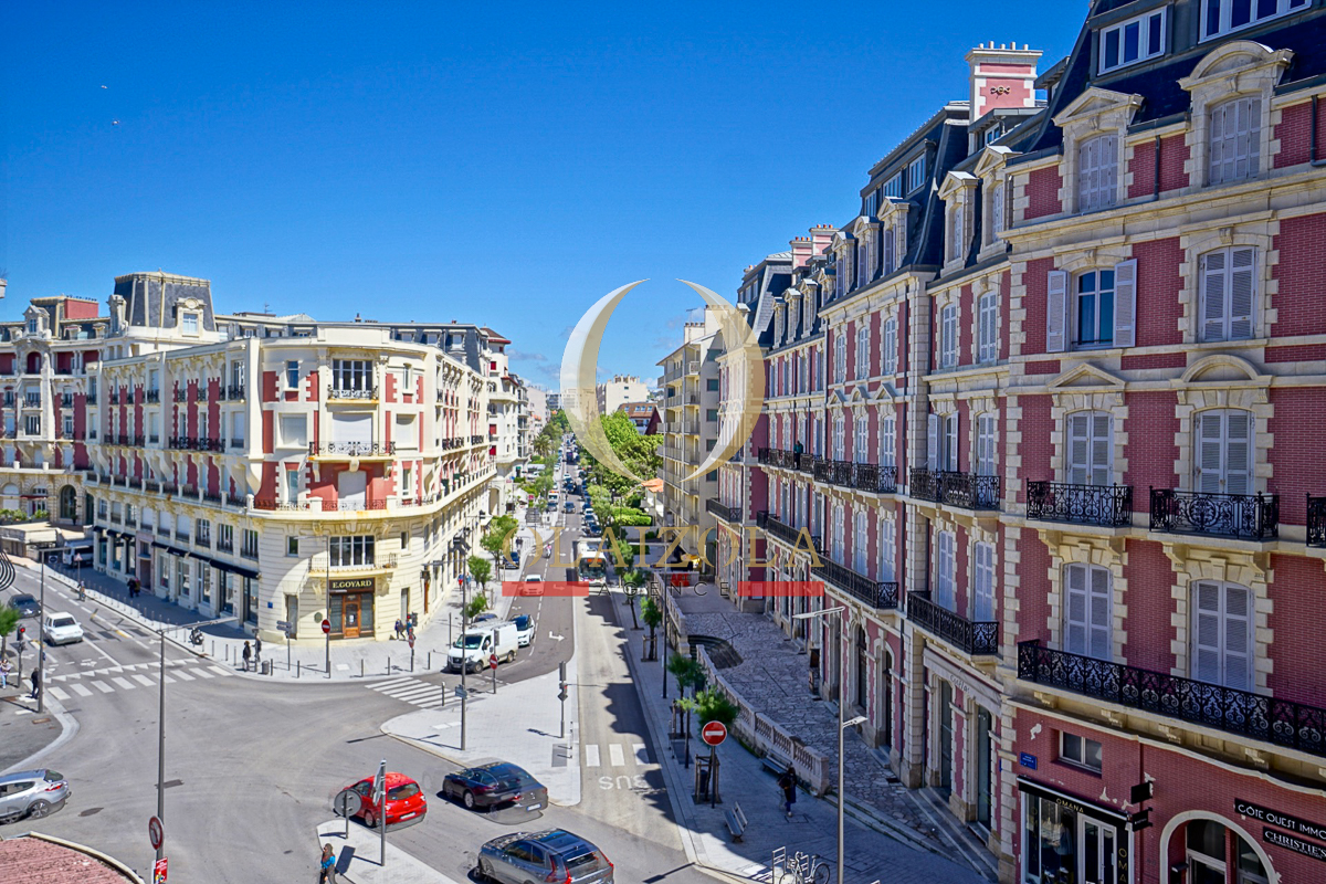 Image de la location de vacances numero 15 situé à Biarritz Découvrez la résidence "Le Sahel" en plein cur de Biarritz, où se trouve ce superbe appartement récemment rénové, doté d'un balcon et situé à seulement 50 mètres de la Grande plage. Niché entre le Victoria Surf et l'Hôtel du Palais, cet appartement chaleureux et parfaitement équipé se trouve au 3ème étage et constitue le lieu idéal pour des vacances en famille ou entre amis.

La résidence "Le Sahel" bénéficie de deux entrées pratiques : l'une donnant sur l'avenue Édouard VII et l'autre directement sur la Grande plage. Profitez pleinement de Biarritz et de ses nombreuses animations pour succomber au charme irrésistible de cette station balnéaire prestigieuse de la Côte Atlantique, de jour comme de nuit! 