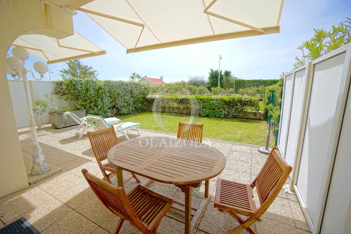 Image de la location de vacances numero 157 situé à Bidart Découvrez cet élégant appartement T4 situé dans une belle résidence à Biarritz, offrant une piscine, un golf et une vue imprenable sur la plage d'Ilbarritz. Laissez-vous séduire par la couleur turquoise de ses eaux, évoquant le charme d'un lagon tahitien au petit matin.

Perché sur les hauteurs, ce T4 traversant bénéficie de deux terrasses et d'un jardin, avec des touches de bois, chocolat, ainsi que des notes acidulées et rouge "coeur" pour refléter l'esprit moderne et chaleureux de cette location de vacances. Son architecte a su optimiser les espaces pour créer un intérieur intime et lumineux.

Situé à seulement 200 mètres de la plage d'Ilbarritz, vous serez baigné par les saveurs marines. Vous pourrez accéder à pied à une école de surf, aux départs de balades littorales et aux adresses emblématiques de la beach culture basque. Vous aurez le choix entre profiter de la piscine chauffée (24°) orientée plein sud, avec vue sur le "Golf d'Ilbarritz" et la côte espagnole en toile de fond, ou vous laisser bercer par les vague 