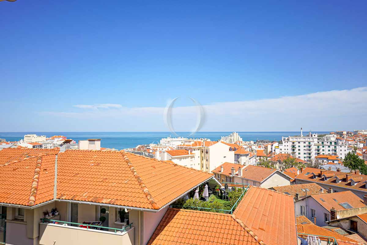 Image de la location de vacances numero 16 situé à Biarritz Offrez-vous des vacances inoubliables sur la Côte Basque en séjournant dans ce magnifique appartement 2 pièces situé dans une résidence sécurisée à Biarritz.

Vous serez immédiatement charmé par la vue imprenable sur l'océan, la ville et le phare de Biarritz depuis la loggia, où vous pourrez vous détendre en toute quiétude.

L'appartement est lumineux et spacieux, avec un séjour offrant une vue panoramique, une cuisine équipée, une chambre confortable, une salle de bains et un WC.

Vous pourrez profiter d'un accès facile à pied à toutes les commodités de la ville, y compris les commerces, les restaurants, les plages et les sites touristiques. La résidence dispose également d'un parking privé situé au premier sous-sol pour votre voiture en toute sécurité (max 2 m de hauteur) ainsi qu'une piscine collective.

Ne manquez pas cette opportunité pour des vacances de rêve à Biarritz ! 