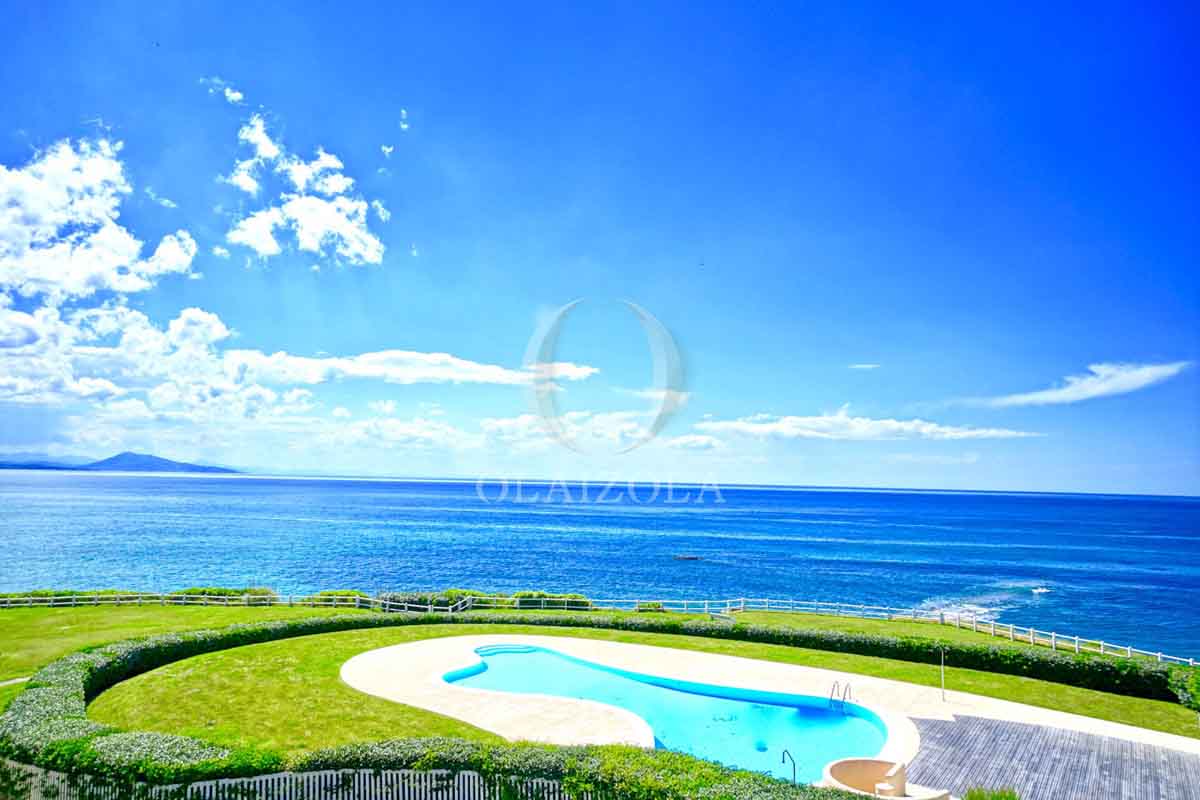 Image de la location de vacances numero 170 situé à Biarritz Découvrez cette résidence les pieds dans l'eau, offrant un accès privé aux plages de Marbella et Milady, et profitez d'une vue magnifique sur l'océan. Cet appartement, au décor et aux équipements soigneusement agencés, vous propose une terrasse exceptionnelle avec une vue imprenable sur la mer pour vos moments de détente, que ce soit pour grignoter avant un cours de surf ou pour bronzer face à l'océan Atlantique.

La résidence dispose d'une piscine surplombant l'océan et de courts de tennis, vous assurant un séjour des plus agréables. Situé à seulement 50 mètres à pied de la thalassothérapie "THALMAR" de Marbella, l'appartement bénéficie également d'un accès facile aux bus et navettes gratuites pour rejoindre le centre-ville.

Idéal pour les golfeurs, l'appartement se trouve à seulement 1,3 km du golf d'Ilbarritz, offrant une occasion parfaite de pratiquer votre swing dans un cadre splendide. Réservez dès maintenant cet appartement de rêve et profitez d'un séjour inoubliable sur la côte basque. 