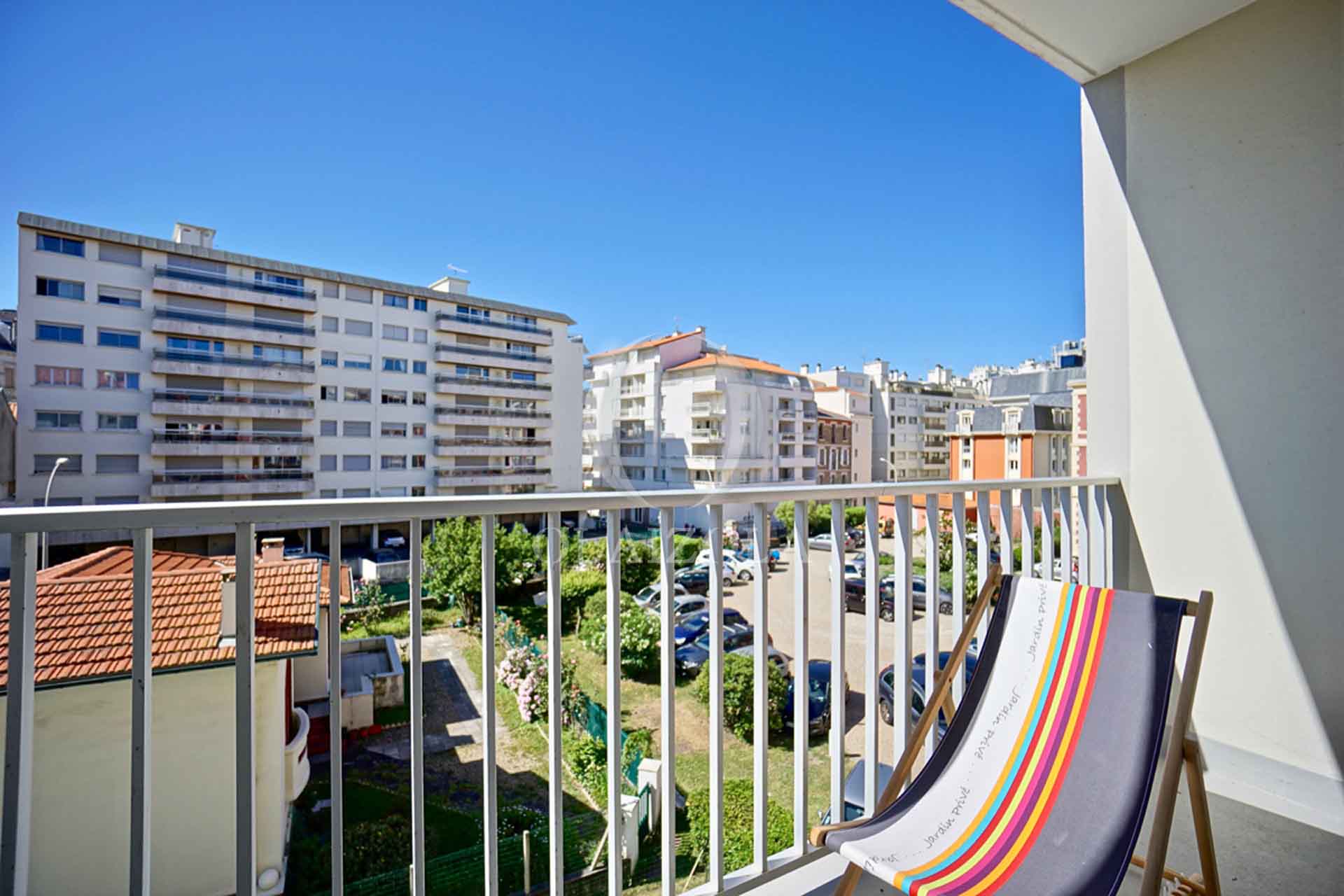 Image de la location de vacances numero 172 situé à Biarritz Découvrez ce bel appartement en plein centre-ville de Biarritz, situé à quelques mètres des plages et au 5ème étage d'une résidence sécurisée avec concierge. Ce vaste appartement se compose d'une entrée desservant un salon-salle à manger donnant sur un balcon ensoleillé, d'une cuisine séparée très bien équipée avec son propre balcon, de deux chambres confortables et d'une salle d'eau.

Grâce à sa disposition et son agencement, cet appartement est l'élément parfait pour des vacances réussies à Biarritz, à proximité de tous commerces. Idéal pour les familles ou les groupes d'amis, vous apprécierez sa position centrale, sa proximité de la Grande Plage, ainsi que sa rénovation et son ameublement soigné.

Réservez dès maintenant cet appartement lumineux et élégant pour vivre un séjour inoubliable dans la charmante ville de Biarritz, au cur de la côte basque. 