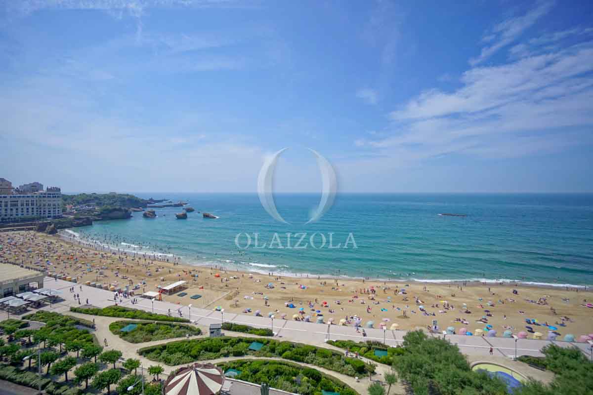 Image de la location de vacances numero 180 situé à Biarritz Découvrez ce magnifique appartement offrant une vue imprenable sur la Grande Plage et son casino depuis sa loggia privative. Idéalement situé en plein cur de la ville, cet appartement vous permettra de profiter pleinement des plages, des boutiques et des animations que Biarritz a à offrir, le tout à pied.

En plus de son emplacement exceptionnel, l'appartement bénéficie également d'une superbe piscine collective, idéale pour alterner entre baignades en eau douce et bains de mer. Pour votre confort, une place de parking privative est également à votre disposition, facilitant vos déplacements et garantissant la sécurité de votre véhicule.

Des moments inoubliables sont garantis en famille ou entre amis dans ce cadre idyllique. Ne tardez pas à réserver cet appartement de charme et vivez un séjour mémorable au cur de la vibrante station balnéaire de Biarritz, sur la côte basque. 