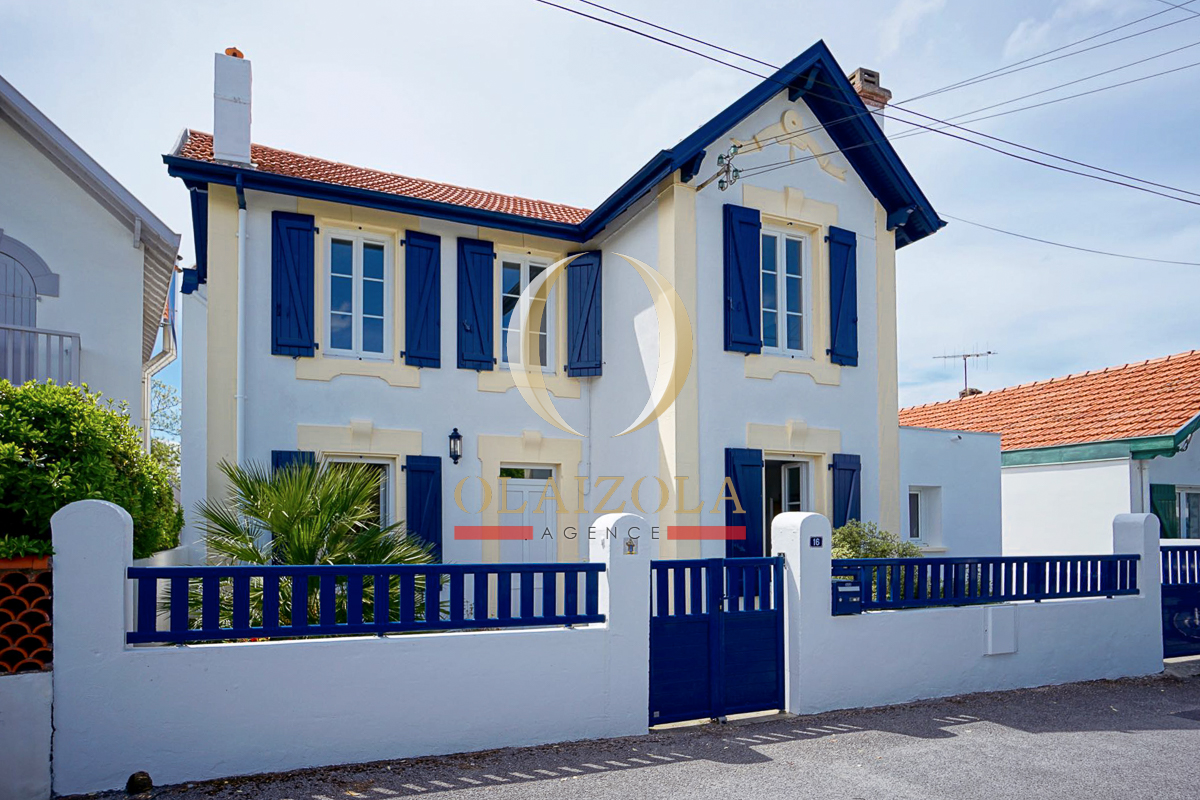 Image de la location de vacances numero 2 situé à Anglet Golfeurs, à vos clubs !
Située aux portes du prestigieux Golf du Phare de Biarritz, cette charmante villa constitue le refuge idéal pour tous les passionnés du sport et ceux qui souhaitent profiter d'activités estivales variées. Imaginez : une matinée sur le green, l'après-midi à surfer les vagues et une soirée conviviale en terrasse avec vos proches. Que demander de plus pour des vacances parfaites ?

Le centre-ville, avec son marché authentique, ses restaurants gourmands et ses boutiques chaleureuses, se trouve à seulement 15 minutes à pied. Cette villa vous séduira par ses atouts intérieurs et extérieurs, tels que sa spacieuse terrasse en bois et son séjour lumineux, offrant un cadre chaleureux pour des moments inoubliables.

Idéale pour rassembler vos proches, cette villa saura combler les attentes des familles et des groupes d'amis en quête d'un séjour ressourçant et agréable. 