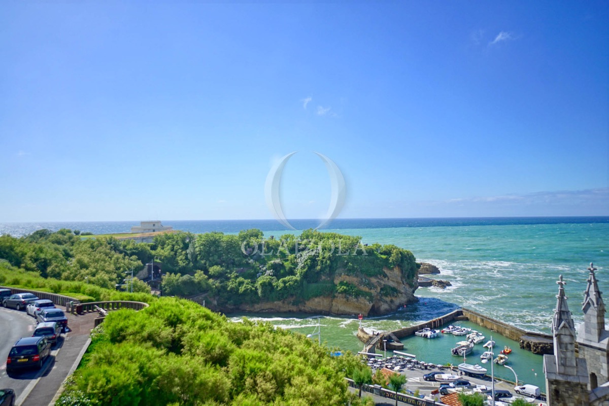 Image de la location de vacances numero 24 situé à Biarritz Situé à Biarritz, célèbre station balnéaire de la côte Basque, ce superbe loft en duplex vous promet des vacances inoubliables. Niché sur le plateau de l'Atalaye, à proximité de l'océan, des plages, du port et du Musée de la Mer, vous profiterez d'un emplacement privilégié au cur de la ville, dans un cadre paisible et lumineux.

Le loft se compose d'une entrée accueillante, menant à une première salle d'eau avec WC, une chambre double confortable, ainsi qu'une cuisine ouverte et un séjour spacieux. Prolongeant le séjour, vous trouverez une salle à manger élégante et un salon cosy. Un long couloir conduit ensuite à la deuxième salle d'eau.

À l'étage, une seconde chambre douillette complète ce lieu de séjour enchanteur. Ce bien rare et raffiné, décoré avec goût, vous plonge dans un cadre unique pour des vacances mémorables à Biarritz. 