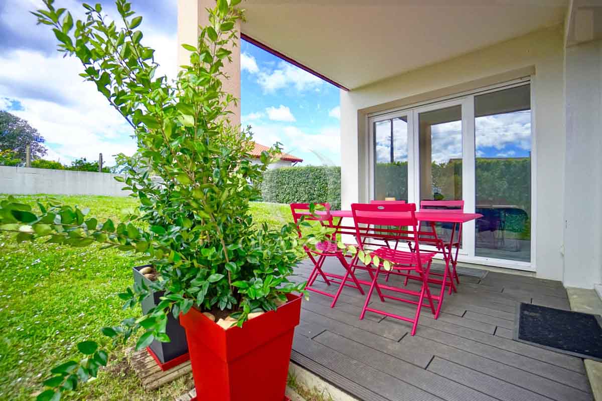 Image de la location de vacances numero 31 situé à Bidart Découvrez la charmante ville de Bidart, située sur la côte basque, au sud de Biarritz, et profitez pleinement de vos vacances dans ce ravissant appartement T3 doté d'une terrasse couverte et d'un spacieux jardin. Ce havre de paix est idéal pour vos vacances en famille ou entre amis. Il est composé d'un lumineux séjour/salle à manger, d'une cuisine moderne entièrement équipée, de deux chambres confortables et d'une élégante salle d'eau. Le tout est décoré avec goût et bien équipé pour répondre à vos besoins.

Savourez vos moments de détente sur la superbe terrasse ensoleillée, ou laissez les enfants s'amuser en toute sécurité dans le vaste jardin. Pour vous rafraîchir, choisissez entre l'océan, accessible en seulement 15 minutes à pied, ou la piscine collective de la résidence.

Imprégnez-vous de l'ambiance paisible de ce village côtier typique du Pays Basque en vous promenant dans ses ruelles pittoresques, en profitant de la plage et en découvrant le centre-ville avec sa célèbre place, située à seulement 800 mètres à pied 