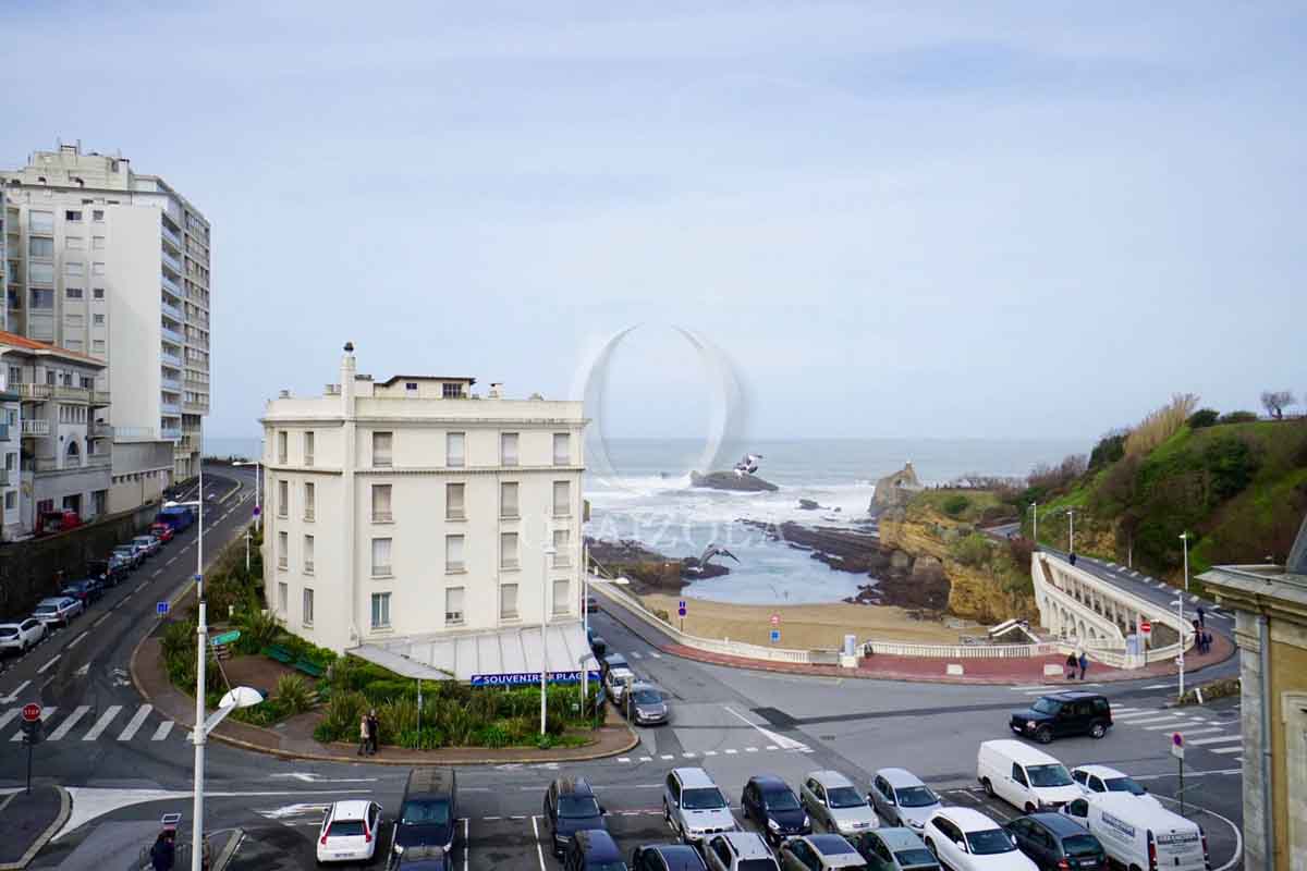 Image de la location de vacances numero 36 situé à Biarritz Découvrez cet appartement unique surplombant la pittoresque plage du Port Vieux, sanctuaire des courageux "Ours Blancs"  une célèbre association de nageurs intrépides qui s'y baignent quotidiennement, quelle que soit la saison. Cette plage se démarque des autres sur la côte basque grâce à son atmosphère de "crique", ses bars et restaurants sculptés dans la roche et son emplacement en plein cur de la ville.

Situé au dernier étage d'une petite résidence, cet appartement vous invite à profiter pleinement de la vie estivale à Biarritz. Une fois votre voiture garée dans le parking dédié, laissez-vous bercer par le rythme vibrant de cette charmante ville. Vous serez séduit par l'ambiance envoûtante qui règne aux abords de cet appartement, promettant des vacances inoubliables ! 
