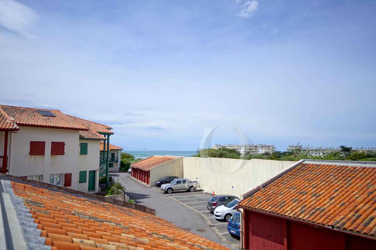 Image de la location de vacances numero 38 situé à Biarritz Découvrez cet appartement charmant au coeur du village de Milady, à Biarritz. Bénéficiant d'un emplacement idéal, à seulement 350 mètres de la plage de la Milady et de son restaurant, cette location saura vous séduire grâce à sa proximité et sa vue imprenable sur l'océan. Le spectacle des vagues dès le réveil vous enchantera.

L'appartement comprend deux chambres spacieuses, un salon-séjour lumineux et une cuisine ouverte, le tout donnant sur une agréable terrasse avec un jardin attenant. Profitez également de l'accès à une piscine collective (7x5 m) au sein de la résidence et d'un box privatif pour votre véhicule.

Biarritz, l'une des stations balnéaires les plus prestigieuses de la côte atlantique française, vous dévoilera ses charmes aussi bien de jour que de nuit. Plongez au cur de cette ville dynamique et élégante pour des vacances inoubliables. 