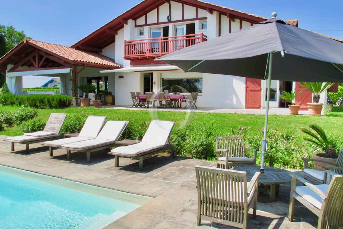 Image de la location de vacances numero 40 situé à Arbonne Villa moderne sur deux niveaux, nichée dans un écrin de verdure sur la magnifique Côte Basque. Profitez de la tranquillité et de l'intimité offertes par cette propriété sans vis-à-vis, avec vue imprenable sur un parc de 5 hectares. À seulement quelques minutes du centre de Biarritz, la villa est idéalement située, proche de la gare SNCF et de l'aéroport BIQ Parme.

Dans un quartier paisible et discret, cette villa de charme est implantée sur un terrain arboré de 2 000 m², où vous pourrez profiter d'une piscine chauffée, d'une balançoire et d'un trampoline. Détendez-vous dans le salon d'extérieur balinais, idéal pour savourer un petit-déjeuner ensoleillé ou pour vous prélasser en toute sérénité.

Dotée d'une multitude d'équipements modernes, cette propriété élégamment décorée vous garantit un séjour tout confort.
Pour les séjours hors saison, nous proposons la location pour un minimum de deux nuits, au tarif de 585 euros la nuit. N'hésitez pas à réserver dès maintenant pour vivre des vacances inoubliables dans ce havre de 