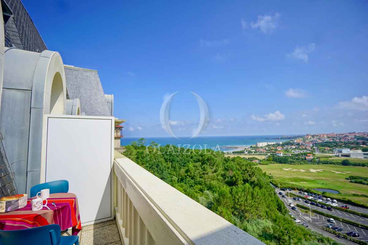Image de la location de vacances numero 43 situé à Bidart Découvrez cet appartement dans une résidence de luxe avec balcon dominant l'océan. Vous y trouverez des prestations uniques : piscine chauffée, golf et vue mer sur la plage d'Ilbarritz à deux pas de Biarritz. Un espace intime spacieux et lumineux baigné de saveurs marines avec la Plage d'Ilbarritz à 200m. Accès à pied également pour : Ecole de surf, départs ballades littorales et adresses réputées de la beach culture basque. Au choix : votre piscine, orientée plein sud, dominant le "Golf d'Ilbarritz" et la Côte Espagnole pour horizon ou la houle de l'atlantique, voire... la plage privée du "Blue Cargo", toute proche. Le spectacle quotidien d'un coucher de soleil "à portée de main" accompagné de quelques "bulles apéritives". 