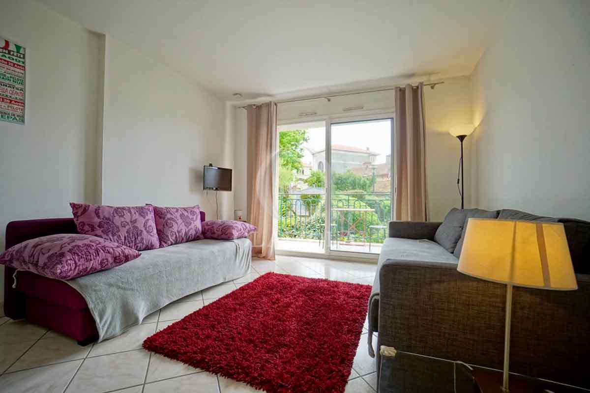 Image de la location de vacances numero 49 situé à Biarritz Découvrez les charmes cachés de cet appartement situé au cur de Biarritz, niché derrière le célèbre Théâtre de la Gare du Midi. Bénéficiez d'une vue apaisante sur le parc, d'une place de parking privée dans un garage souterrain sécurisé, et d'un emplacement idéal à quelques pas de la plage et de l'animation de la vie biarrote.

Faites de ce lieu votre havre de paix pour des vacances réussies dans la station balnéaire la plus prisée de la côte basque. Profitez des apéritifs et des soirées estivales sur la terrasse, tout en étant à proximité immédiate du centre-ville et de toutes ses animations. Cet appartement est parfait pour savourer des moments inoubliables en couple. 