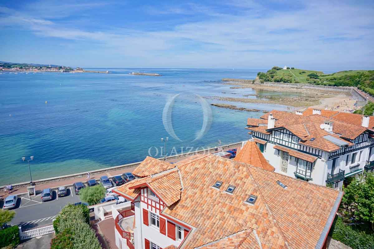 Image de la location de vacances numero 5 situé à Saint-Jean-de-Luz Découvrez la baie de Saint-Jean-de-Luz depuis cet appartement situé au dernier étage d'une résidence en première ligne face à la mer. Profitez de deux terrasses offrant une vue unique sur la ville, sa plage, ses villas aux architectures typiques de la côte basque et les montagnes environnantes. Les deux chambres bénéficient de cet emplacement exceptionnel, et il vous sera difficile de choisir entre la chambre avec vue sur l'Artha ou celle avec baie vitrée donnant sur Sainte-Barbe.

Un couloir cabine équipé de lits superposés augmente la capacité d'accueil de l'appartement. Cette offre rare vous promet un séjour inoubliable dans cet appartement avec vue imprenable sur la mer à Saint-Jean-de-Luz, idéalement situé pour profiter de tous les charmes de la région. 