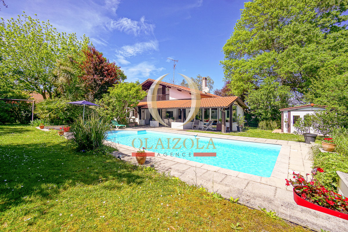 Image de la location de vacances numero 54 situé à Anglet Nichée à Anglet, à proximité de Biarritz, Bayonne et Bassussarry, cette séduisante villa 4 pièces avec piscine privée et jardin luxuriant promet des vacances inoubliables en famille. Située dans un emplacement central à quelques pas des commerces, cette demeure vous offre à la fois tranquillité et commodité pour explorer la beauté de la région.

La villa dispose d'une cuisine indépendante et équipée, d'un vaste salon-salle à manger lumineux, d'une véranda accueillante, d'une deuxième salle à manger, d'une salle d'eau, d'une buanderie et d'un étage partiel abritant trois chambres, dont une avec un balcon, ainsi qu'une salle de bains avec douche.

Vous serez séduit par l'ambiance chaleureuse et la décoration soignée de cette élégante propriété. 