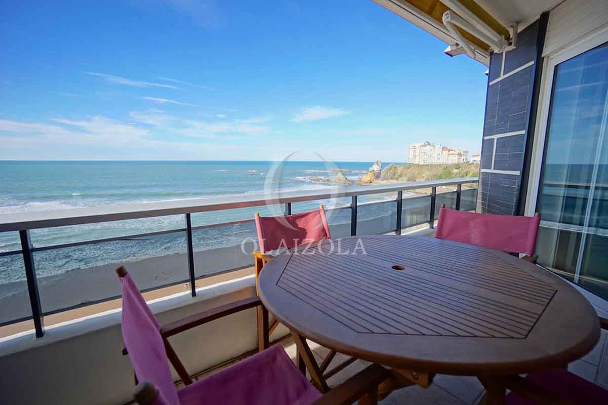 Image de la location de vacances numero 59 situé à Biarritz Situé à Biarritz, véritable joyau de la côte basque, ce studio confortable vous promet des vacances inoubliables. Niché face à la légendaire plage de la Côte des Basques, vous profiterez d'un emplacement de choix en bord de mer. Admirez les plus beaux couchers de soleil depuis la terrasse, le salon, et accédez à la plage en quelques secondes depuis l'appartement. Le salon lumineux, ouvert sur une cuisine entièrement équipée, vous offrira tout le confort nécessaire pour vous sentir comme chez vous.

Parfaitement adapté pour les couples ou les jeunes parents, ce studio est l'endroit idéal pour partager des moments mémorables ensemble. 