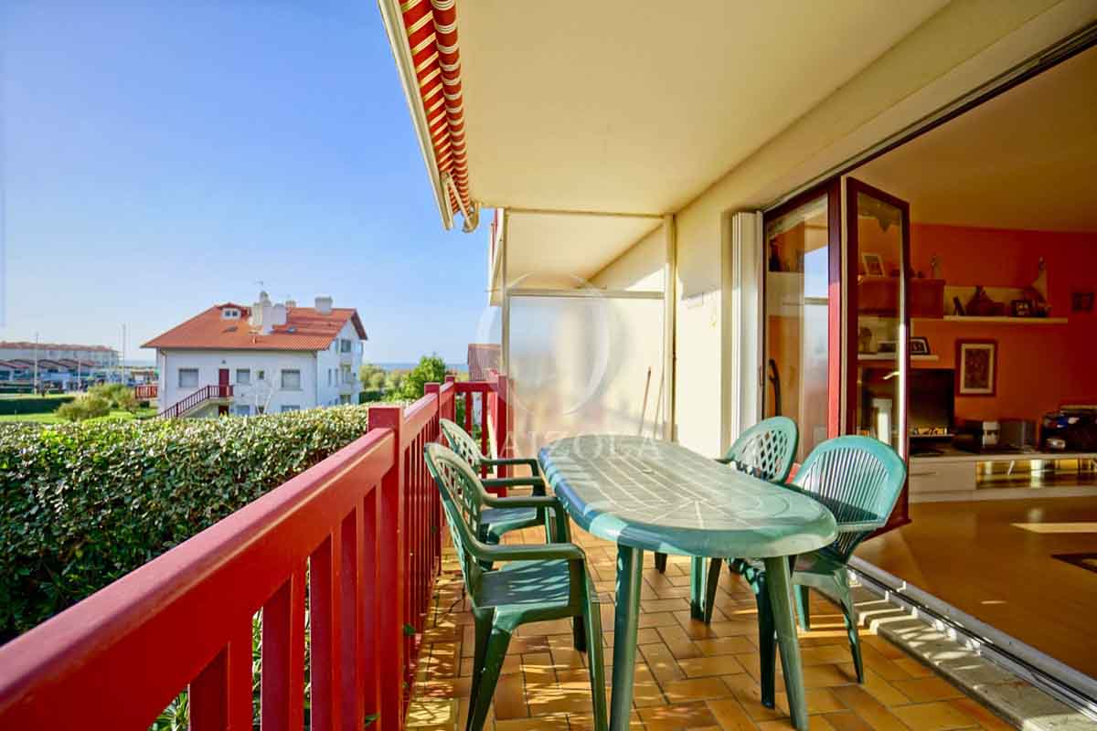 Image de la location de vacances numero 60 situé à Anglet Situé sur la commune d'Anglet, à seulement 5 minutes des plages de Biarritz et de la célèbre plage de la "Chambre d'Amour", découvrez ce charmant deux pièces de 50 m² avec balcon. Cet appartement lumineux se compose d'une pièce à vivre s'ouvrant sur un balcon offrant une vue partielle sur la mer, d'un jardinet apportant une agréable touche de verdure, d'une cuisine séparée, d'une chambre et d'une salle d'eau.

Bars et restaurants à proximité animeront vos soirées en toute convivialité. Profitez de ce pied-à-terre idéal pour des vacances réussies en famille ou entre amis, à la découverte des trésors de la côte basque. 