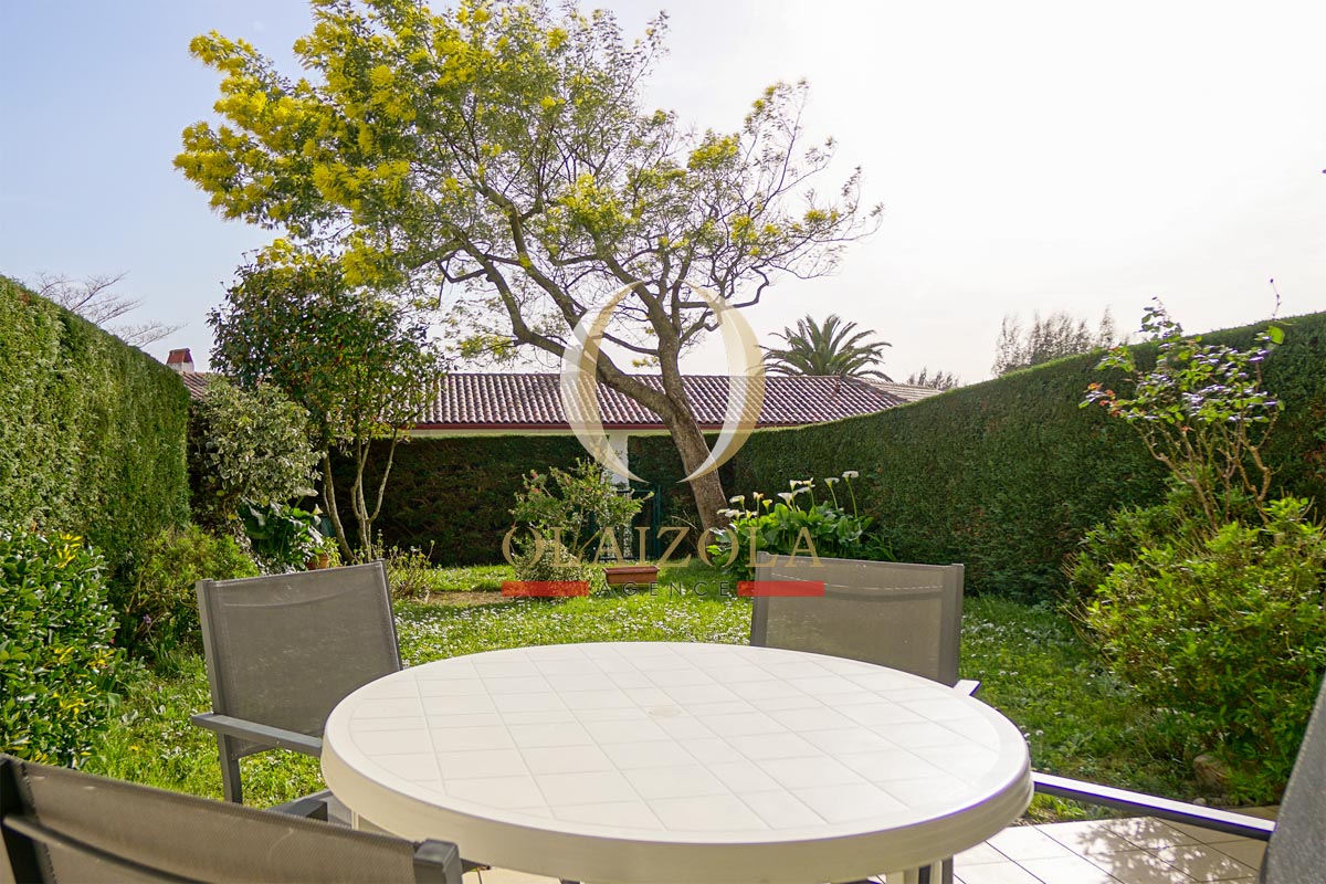 Image de la location de vacances numero 61 situé à Bidart À Bidart, charmant village côtier situé au sud de Biarritz, venez savourer votre séjour dans cet appartement doté d'une terrasse et d'un vaste jardin orienté plein sud. Composé d'un salon/séjour lumineux, d'une chambre, d'une salle d'eau et d'une terrasse équipée d'une plancha, cet appartement est l'endroit idéal pour des vacances sur la côte.

Vous aurez également un accès à pied à une école de surf, aux départs de balades littorales, au centre du village et à sa place si typique. Ne manquez pas le spectacle quotidien d'un magnifique coucher de soleil sur la plage d'Erretegia, située à proximité. 