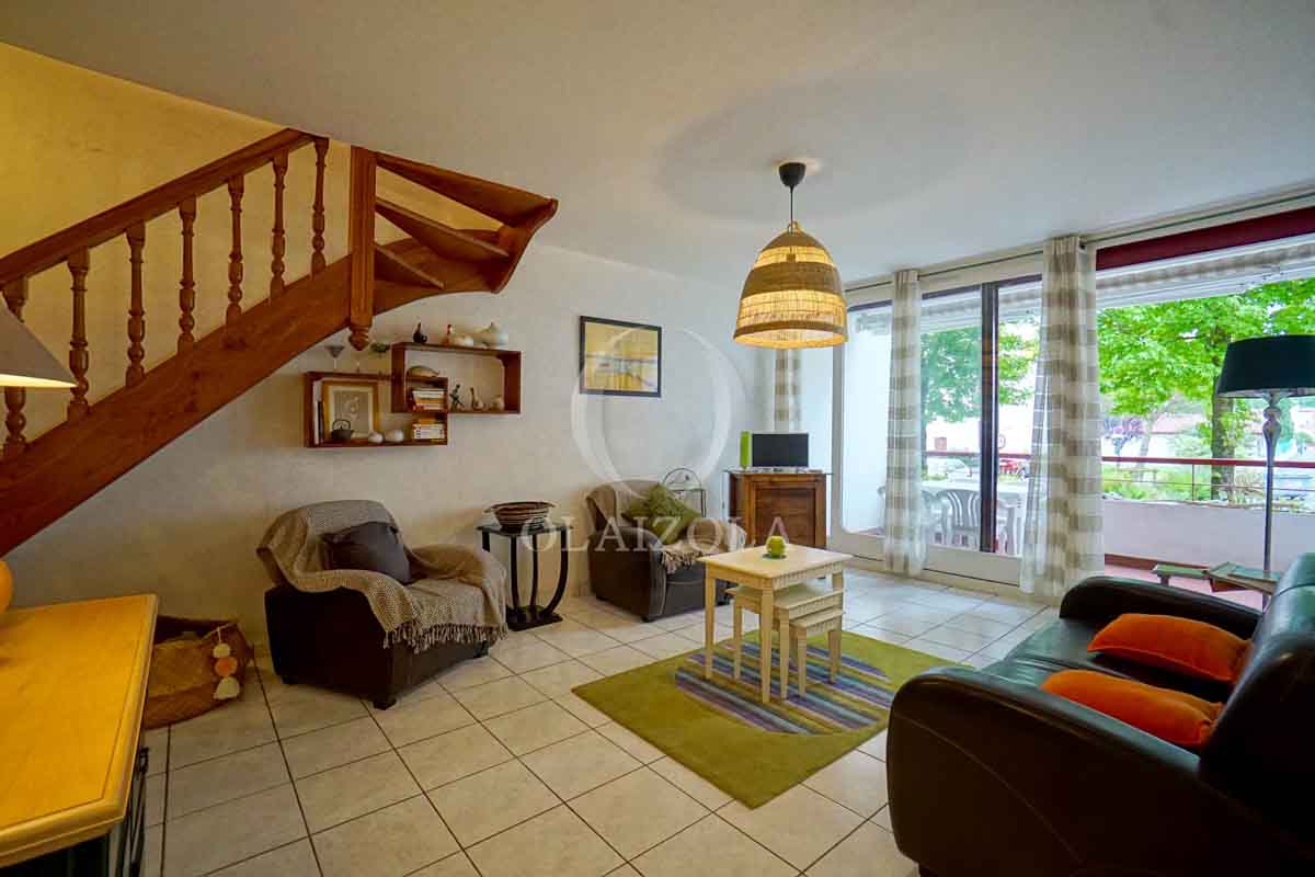 Image de la location de vacances numero 62 situé à Saint-Jean-de-Luz Découvrez ce bel appartement à Saint-Jean-de-Luz, situé dans le quartier paisible d'Urdazuri, à proximité du port de plaisance. Cet appartement entièrement équipé est idéal pour un séjour en famille ou entre amis. Niché au rez-de-chaussée d'une résidence, vous serez charmés par ses volumes généreux, ses trois chambres, son agréable salon-salle à manger et ses petits balcons offrant un cadre serein.

La voiture n'est pas nécessaire, car la mer, les commerces et le centre-ville se trouvent à moins de 20 minutes à pied. Profitez de cette situation idéale pour explorer la charmante ville de Saint-Jean-de-Luz et ses environs en toute tranquillité. 