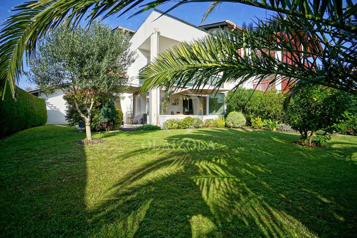 Image de la location de vacances numero 64 situé à Bidart Situé à Bidart, charmant village côtier au sud de Biarritz, venez savourer vos vacances dans ce bel appartement doté d'une terrasse, d'une véranda et d'un grand jardin orientés plein sud. Composé d'un salon/séjour lumineux avec cuisine ouverte, d'une chambre, d'une salle de bains, d'une véranda aménagée en salon d'hiver et d'une terrasse couverte, cet appartement est l'endroit idéal pour des vacances sur la côte.

Vous aurez également un accès à pied à une école de surf, aux départs de balades littorales, au centre du village et à sa place si typique. Ne manquez pas le spectacle quotidien d'un magnifique coucher de soleil sur la plage d'Erretegia, située à proximité. Profitez de ce cadre enchanteur pour passer des vacances inoubliables. 