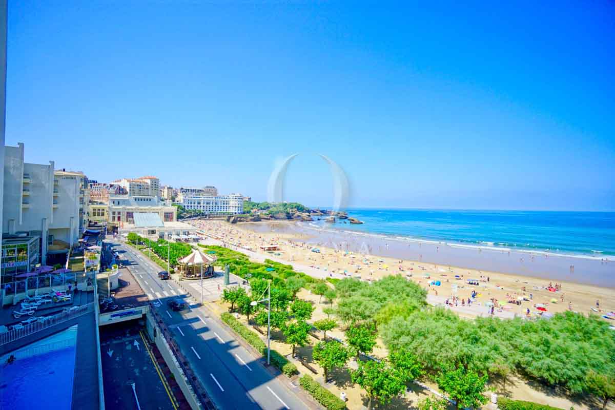 Image de la location de vacances numero 67 situé à Biarritz Découvrez ce splendide appartement haut de gamme, offrant une vue époustouflante sur la côte et l'océan depuis sa terrasse privée. v. Laissez-vous charmer par son intérieur élégant et confortable, où chaque détail a été pensé pour vous assurer un séjour des plus agréables.

Idéalement situé, cet appartement vous offre l'opportunité de profiter pleinement de la piscine collective rafraîchissante, des plages de sable fin à quelques pas, des boutiques attrayantes et des animations locales passionnantes. Le tout est facilement accessible à pied, vous permettant d'explorer la ville et ses environs sans contrainte.

Que vous souhaitiez vous détendre sur la plage, savourer les délices culinaires de la région dans les restaurants locaux ou profiter des activités culturelles et sportives proposées, cet appartement est le point de départ idéal pour des vacances inoubliables.

Partagez des moments mémorables en famille ou entre amis dans cette location de vacances de rêve, qui saura ravir les voyageurs en quête de détente, de découverte 