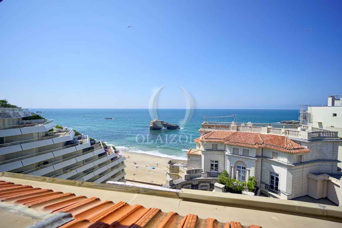 Image de la location de vacances numero 68 situé à Biarritz Située dans la ville emblématique de Biarritz, joyau côtier du Pays Basque, venez découvrir cet appartement d'exception, niché au dernier étage de la prestigieuse Villa Mirasol, à quelques pas seulement de l'océan. Cette demeure architecturale chargée d'histoire a autrefois accueilli la duchesse de Manchester, d'éminents inventeurs et le président de la République, Armand Fallières.

Bénéficiez d'un emplacement idyllique en plein centre-ville, à proximité immédiate de la plage du Miramar et à deux pas de l'Hôtel du Palais.

L'entrée s'ouvre sur un premier salon lumineux avec un balcon exposé sud-est, suivi d'une vaste cuisine équipée et sa salle à manger attenante. Un deuxième salon chaleureux dessert une élégante chambre dotée de sa propre salle de bains, ainsi qu'une seconde chambre offrant une vue imprenable sur la mer et une salle de bains attenante.

Enfin, une place de parking sécurisée vient compléter ce bien d'exception. Laissez-vous séduire par le charme incontestable de cet appartement historique et profitez 