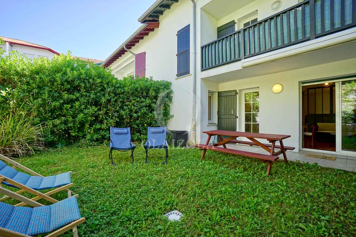 Image de la location de vacances numero 69 situé à Ciboure Situé dans une charmante copropriété à proximité du centre-ville et de la plage, découvrez cet agréable appartement de 47m² en rez-de-chaussée, doté d'un jardin privatif. Cet appartement tout équipé est idéal pour des vacances en famille ou entre amis, et sa luminosité ainsi que son vaste jardin vous permettront de profiter pleinement de l'extérieur.

À seulement 500m du coeur de la ville, il se trouve également à 700m de la première plage, à 1,2 km de la grande plage de Saint-Jean-de-Luz et à 300m du pittoresque port de Ciboure.

Le séjour avec sa cuisine ouverte entièrement équipée s'ouvre sur un jardin exposé à l'ouest, où vous pourrez vous détendre à l'ombre des transats ou partager un repas convivial autour de la table. Une verrière élégante sépare le séjour et la première chambre, équipée d'un lit double. Un couloir mène ensuite à une seconde chambre avec deux lits simples, ainsi qu'à une salle de bains moderne avec WC.

Profitez de cet emplacement rare et exceptionnel qui vous permet de séjourner en plein centre de 