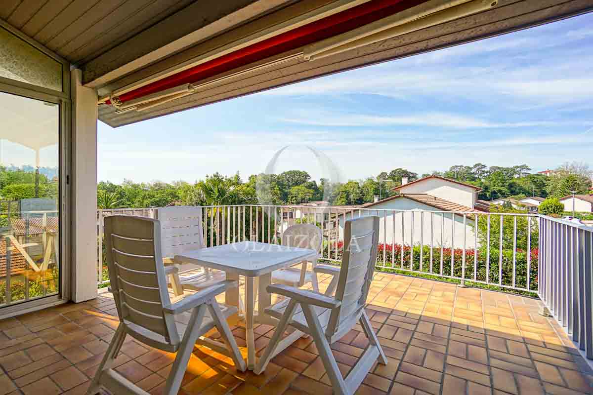 Image de la location de vacances numero 71 situé à Biarritz Bienvenue à Biarritz, la fameuse station balnéaire de la côte Basque ! Situé au premier étage d'une villa, ce superbe appartement de 150 mètres carrés offre un cadre de vie unique et chaleureux. Il compte 4 pièces principales, dont 3 chambres, l'une d'entre elles bénéficiant d'une salle d'eau et d'un dressing privatif.

Vous serez séduit par le vaste séjour lumineux avec cheminée, donnant accès à une grande terrasse ensoleillée. Un ascenseur privatif partant du garage arrive directement dans le séjour, ajoutant une note de luxe à l'ensemble. Une salle à manger et une cuisine équipée indépendante sont également à votre disposition.

L'appartement, au cur d'un environnement calme, offre aussi un emplacement de parking couvert avec portail électrique. Vous bénéficierez en outre de la proximité des commerces, à moins d'un kilomètre. 