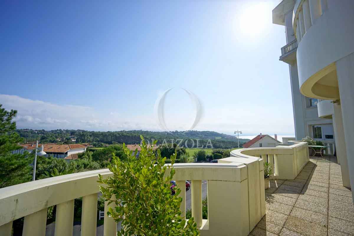 Image de la location de vacances numero 8 situé à Bidart Découvrez cet appartement de prestige dans une résidence de luxe, moderne et lumineuse, située à quelques pas du Golf d'Ilbarritz. La somptueuse résidence de La Roseraie vous accueille avec sa piscine chauffée et sécurisée.

Rénové en 2019, cet appartement offre des prestations haut de gamme et de vastes espaces pour des vacances dans un cadre des plus agréables. Sa cuisine équipée s'ouvre sur un spacieux salon/séjour qui se prolonge sur un grand balcon-terrasse, offrant une vue époustouflante sur l'océan et le Golf d'Ilbarritz.

Plongez-vous dans l'ambiance maritime avec la plage d'Ilbarritz à seulement 200 mètres. Profitez d'un accès à pied aux écoles de surf, aux départs de balades littorales et aux adresses réputées de la beach culture basque. Choisissez entre la piscine ensoleillée (24°C) surplombant le Golf d'Ilbarritz et la côte espagnole, les vagues de l'Atlantique, ou encore la plage privée du Blue Cargo, toute proche.

Savourez le spectacle quotidien d'un coucher de soleil à portée de main, accompagné de quel 