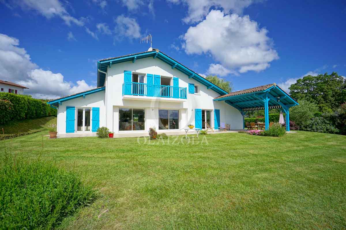 Image de la location de vacances numero 89 situé à Ustaritz La commune d'Ustaritz, située à quelques minutes des plages de la côte basque, n'a d'égale que son charme et son caractère typique.
Si vous recherchez un coin de verdure au calme mais à quelques encablures des stations balnéaires locales, cette villa est faite pour vous. Sur deux niveaux, elle vous offre de multiples opportunités pour vos vacances : profiter du farniente en toute quiétude dans les transats posés sur la terrasse ou le jardin, taquiner la petite balle blanche sur l'un des nombreux parcours de golf environnants (3 golfs exceptionnels à moins de dix minutes), ou tout simplement affronter les vagues de l'océan sur l'une des plages de la côte. Idéal en famille ou entre amis. 