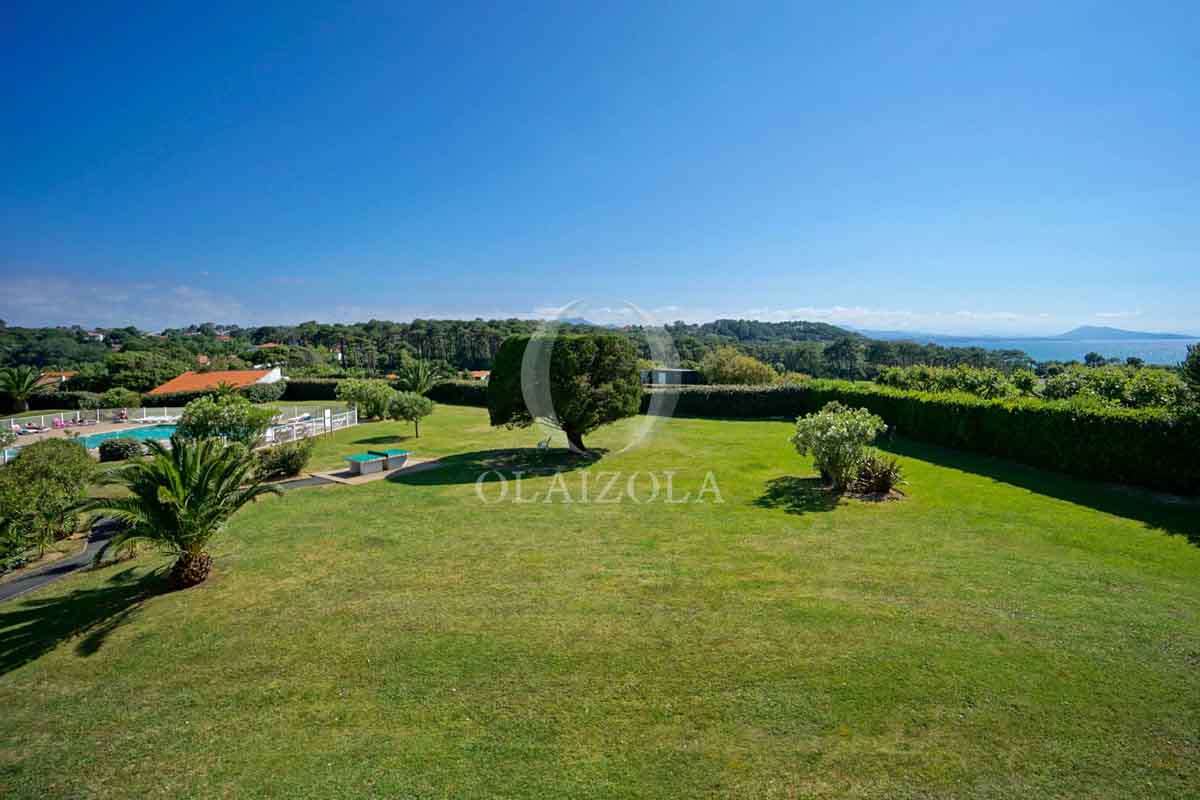 Image de la location de vacances numero 90 situé à Bidart Découvrez cet appartement en duplex situé dans un cadre idyllique, entre la splendeur du golf d'Ilbarritz, l'immensité de l'Océan et, en toile de fond, les majestueuses Pyrénées. Cet appartement tout équipé est idéal pour des vacances en famille ou entre amis, vous offrant tout le confort nécessaire pour un séjour inoubliable.

Accédez à pied à une école de surf, aux départs de balades littorales et aux adresses réputées de la beach culture basque. Choisissez entre vous détendre au bord de la piscine, surplombant le golf d'Ilbarritz et la côte espagnole à l'horizon, vous laisser bercer par la houle de l'Atlantique ou profiter de la plage privée du Blue Cargo, située à proximité.

Savourez le spectacle quotidien d'un coucher de soleil à portée de main, accompagné d'un apéritif pétillant et de quelques bulles. Réservez dès maintenant cet appartement d'exception et vivez des vacances inoubliables dans un cadre enchanteur, où la nature et les activités n'attendent que vous. 