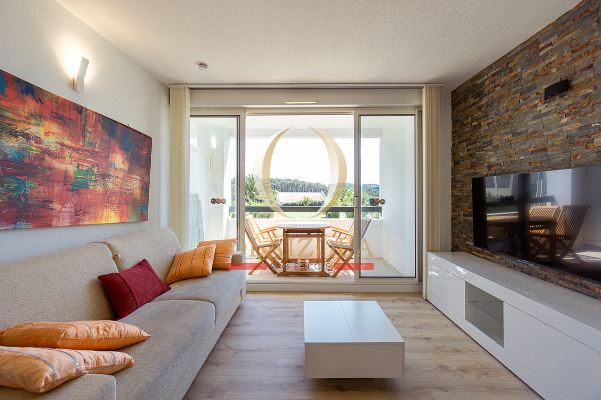 Image de la location de vacances numero 91 situé à Bidart Situé à Bidart, au cur de la Côte Basque, cet appartement est idéalement placé dans une résidence de vacances pour vous offrir un séjour de rêve. Niché entre le majestueux golf d'Ilbarritz et la vastitude de l'océan, cet appartement entièrement équipé est le lieu parfait pour des vacances reposantes, que ce soit en famille ou entre amis.

La résidence vous gâte avec une multitude d'activités : piscine collective, terrains de pétanque, de tennis et table de ping-pong. Pour les amateurs de golf, un parcours vous attend à quelques mètres. De plus, la plage n'est qu'à 650 mètres, facilement accessible à pied.

Profitez d'un accès direct à une école de surf, de départs pour de magnifiques balades le long du littoral, et des spots incontournables de la culture balnéaire basque. Choisissez entre une détente absolue au bord de la piscine, avec une vue imprenable sur le golf d'Ilbarritz et la côte espagnole, ou l'évasion offerte par le doux murmure de l'Atlantique et la plage privée du Blue Cargo à quelques pas. 