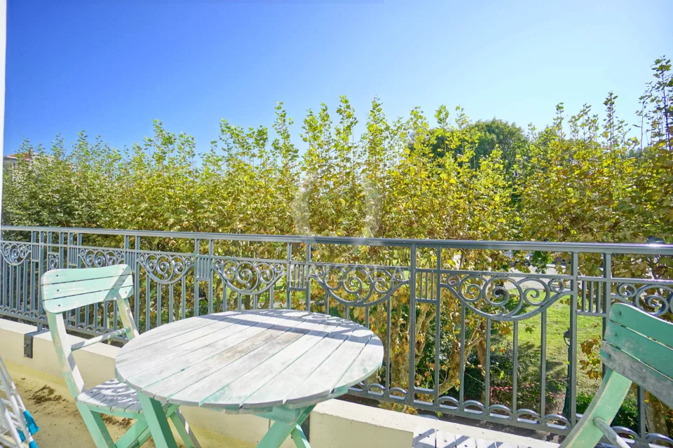 VUE DEGAGÉE SUR LE JARDIN PUBLIC — photo 1