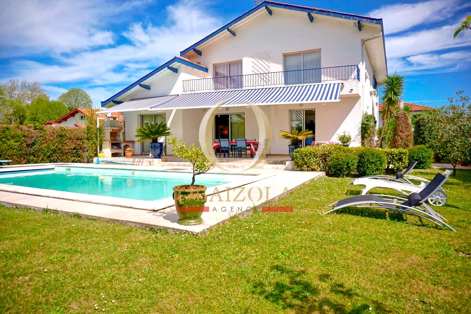 Image de Villa avec piscine et salle de cinéma