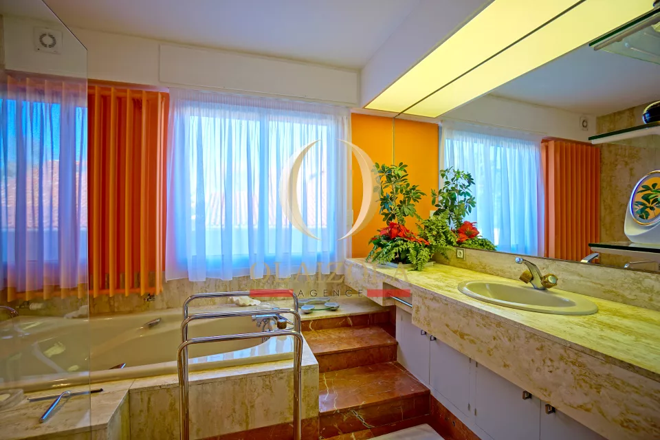 Villa avec piscine et salle de cinéma — photo 21