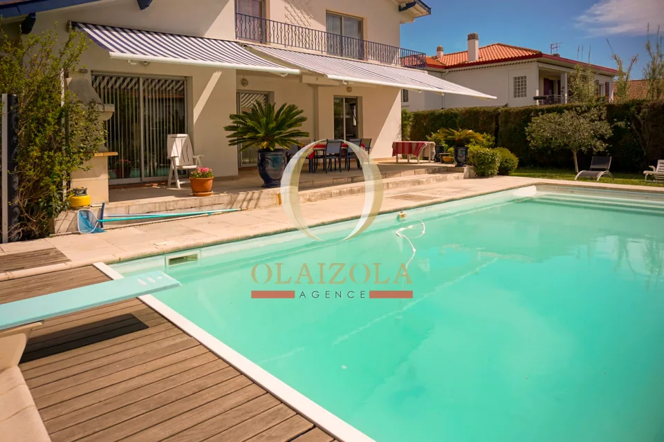 Villa avec piscine et salle de cinéma — photo 48