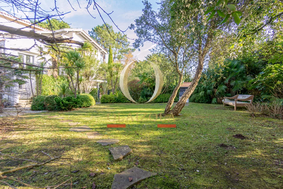 Appartement avec jardin et piscine — photo 17