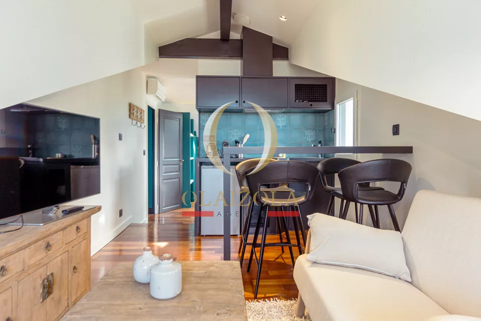 Appartement avec balcons et piscine — photo 15