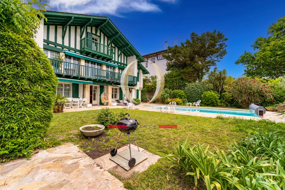 Chambre en rez-de-jardin avec piscine — photo 3