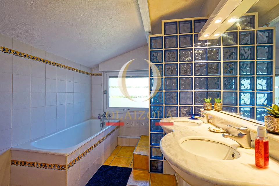 Villa avec piscine privée et jardin — photo 42