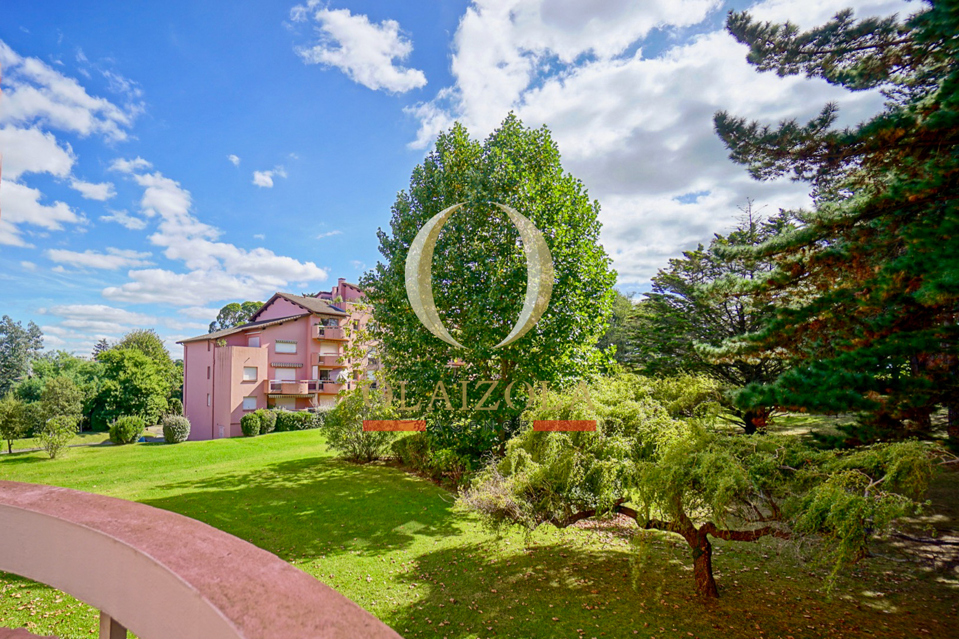 Image de MODERNITÉ AU COEUR D'UN PARC BOISÉ
